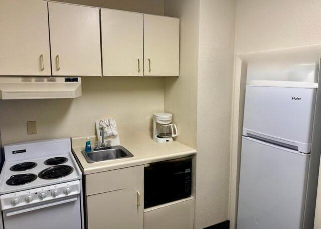 Cityview Two Double Beds Efficiency Kitchen Spa Bath,1669822747:JPEG